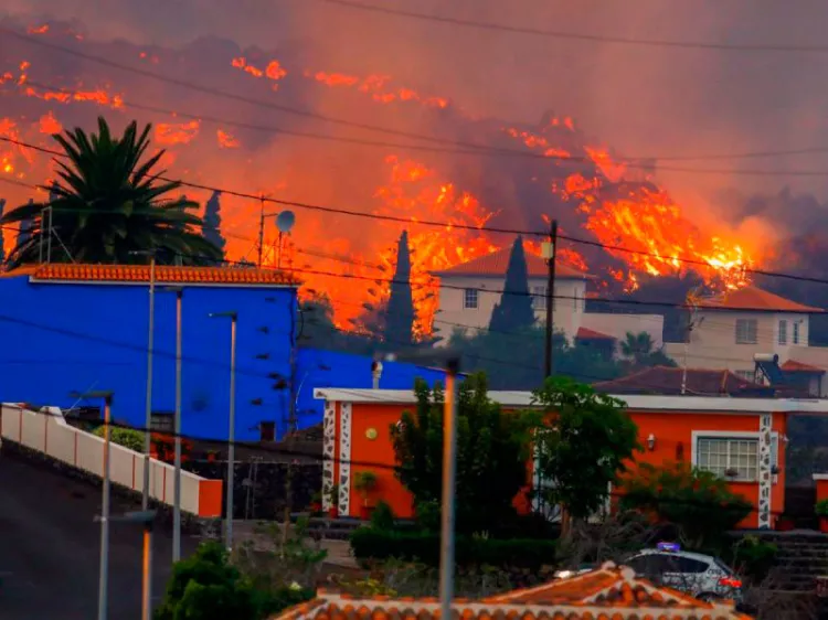 Erupción de volcán en España destruye al menos 100 casas; hay miles de evacuados