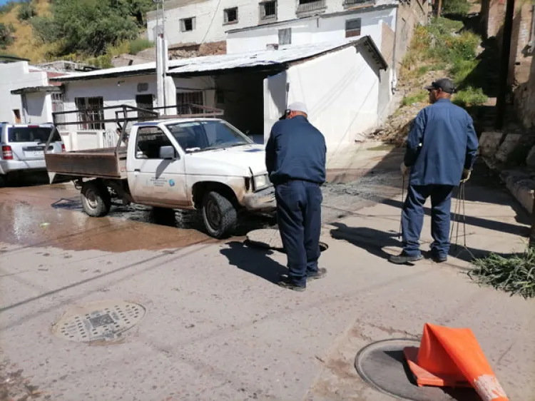 Atienden fuga de drenaje en la Héroes