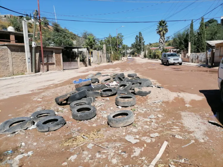 Solicitan en Jardines de la Montaña reparación del drenaje y pavimento