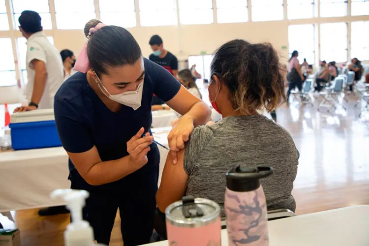 Llaman a jóvenes de 18 a 29 años a completar esquema contra el coronavirus