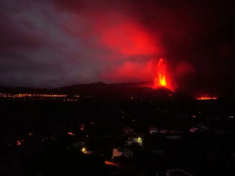 Bomberos retroceden ante aumento de explosiones volcánicas en La Palma