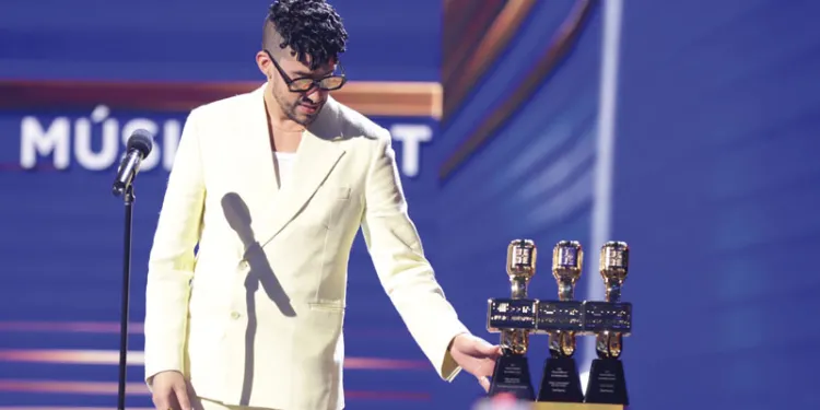 Bad Bunny se lleva la noche en los premios Billboard