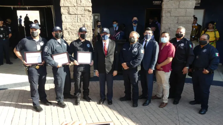 Reconocen a policías en última ceremonia de mes patrio