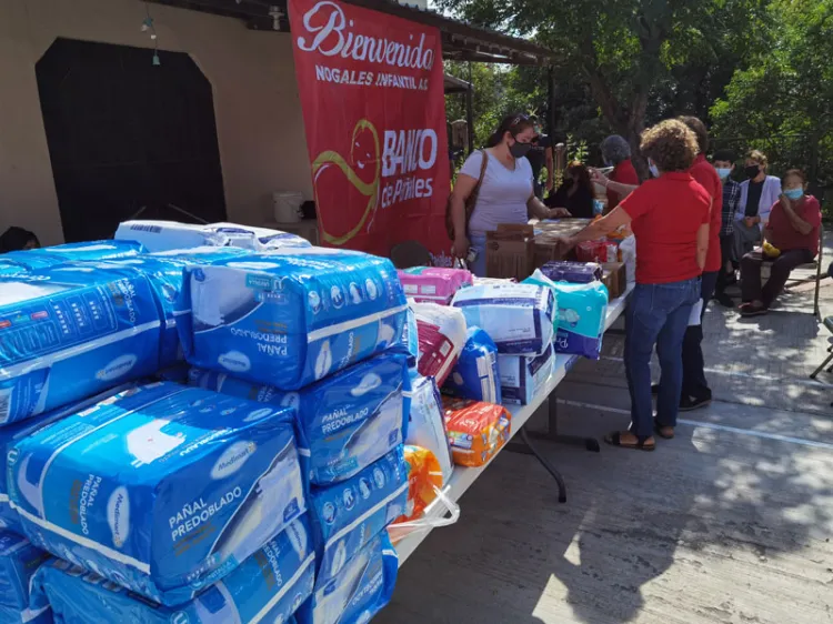 Entrega Banco de Pañales prendas a niños y adultos