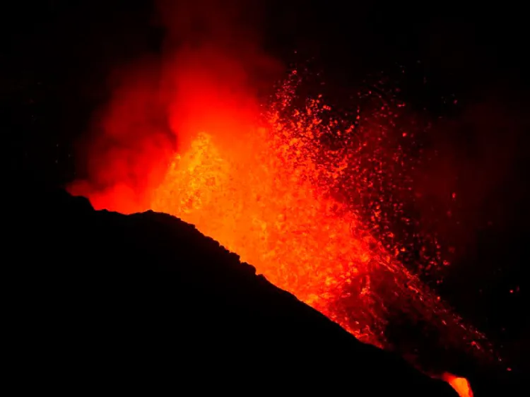 Volcán de La Palma aumenta actividad; expulsa más lava líquida