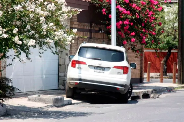 Sancionan a los automovilistas por obstruir paso peatonal en banquetas