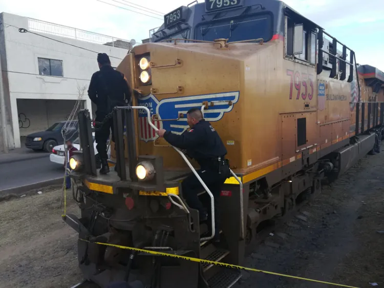 Conductor ileso luego de ser arrastrado por el tren