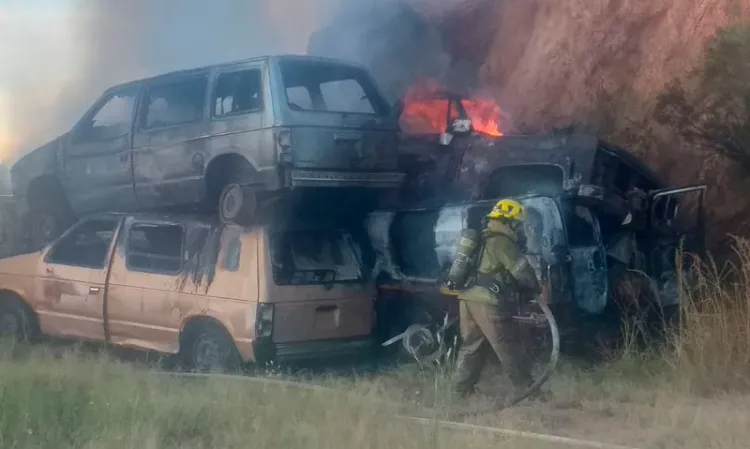 Arden vehículos chatarra en el ITN