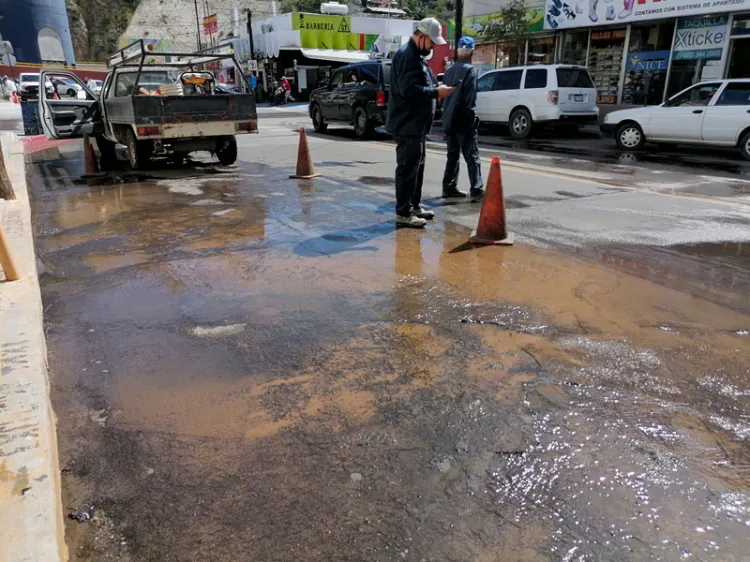 Fuga de agua provoca suspensión en primer cuadro de Nogales