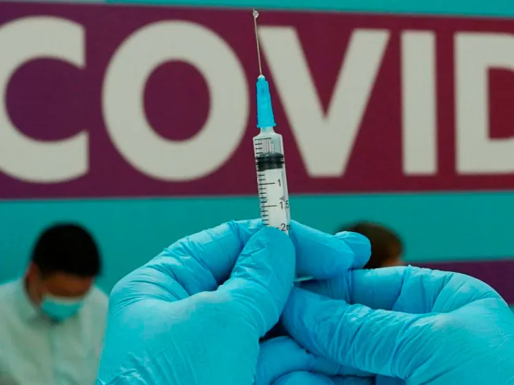 Vacunación anticovid reduce en 90% riesgo de muerte en mayores de 50 años: estudio