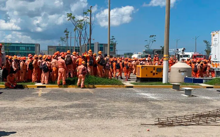 Obreros de refinería de Dos Bocas realizan paro de labores; demandan mejoras salariales