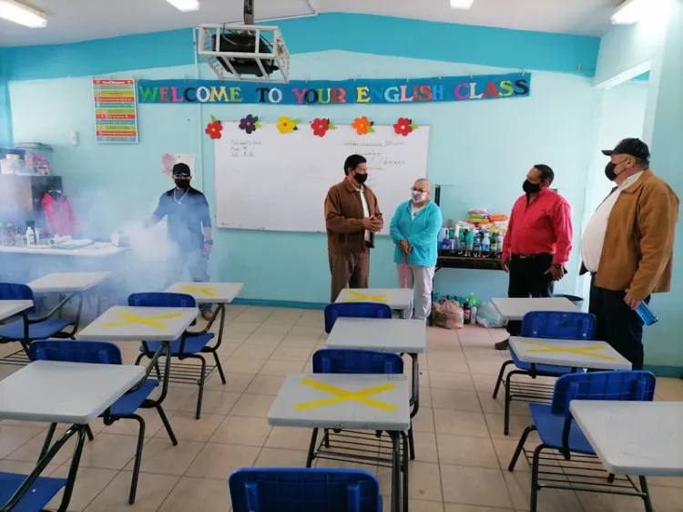 Apoyan empresarios en sanitización de escuelas afectadas por Covid