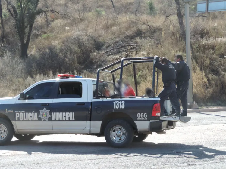 Quitan clavos de vías del tren y acaban detenidos