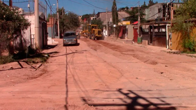 Atienden la petición de vecinos para raspar la calle Lago Triunfo