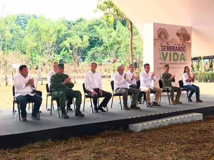 AMLO presenta Sembrando Vida a John Kerry, enviado de Biden