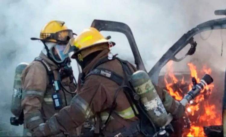 Incendio consume vehículo en la Héroes