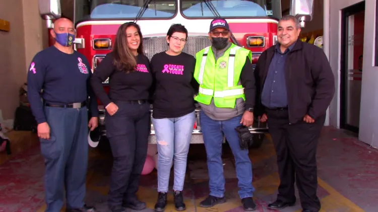 Entregan Bomberos apoyo a joven con cáncer