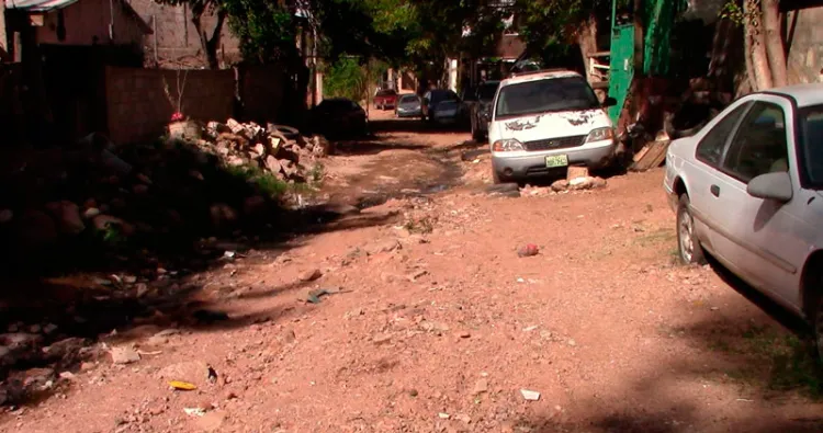 Piden reparar fuga de drenaje en la calle Río Moctezuma