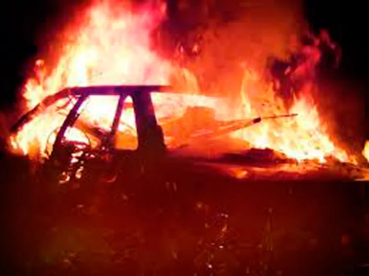 Incendio consume vehículo al sur de Nogales