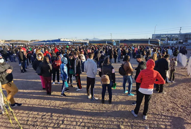 Viajan jóvenes a recibir segunda dosis contra Covid-19