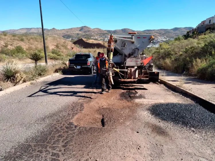 Dan mantenimiento a calles aledañas a panteones locales