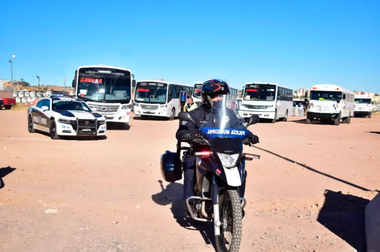 Resguardan municipales seguridad de adolescentes en vacunación