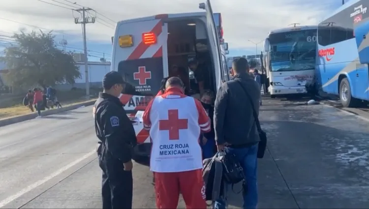 Chocan autobuses de pasajeros; 6 lesionados