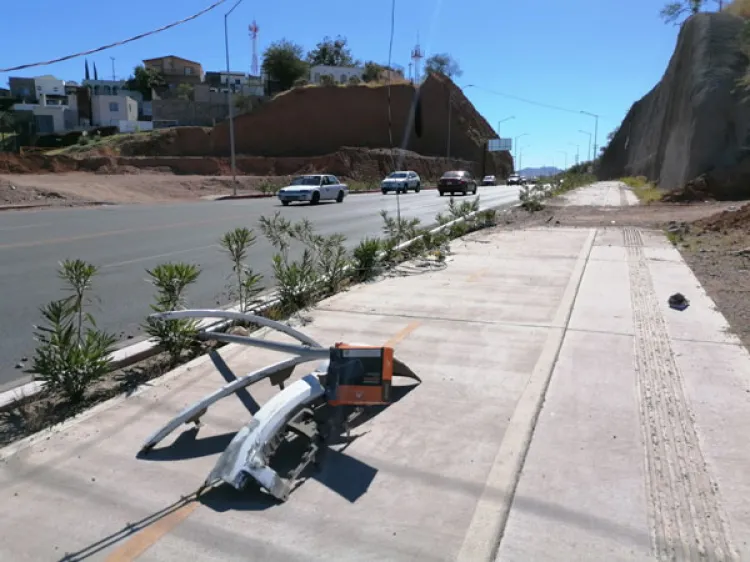 Pierde el control y  derriba postes del alumbrado