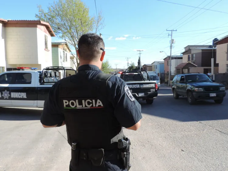 Vandalizan vehículo y saquean vivienda