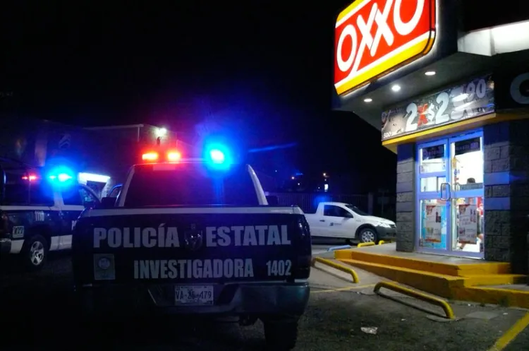 Roban celulares y dinero en Oxxo