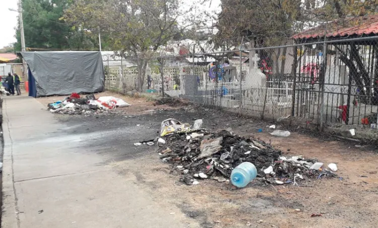 Incendio destruye puestos en Feria del Hueso