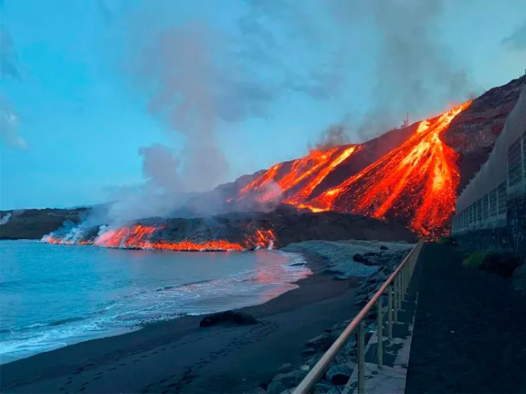 Segundo flujo de lava en isla de La Palma llega al océano