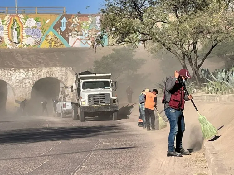 Participan vecinos en limpieza en la 5 de Febrero