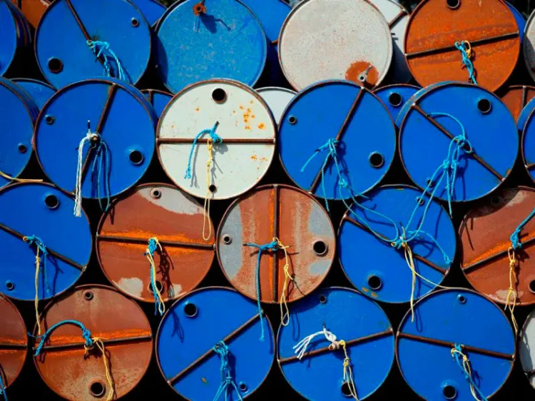 EU libera 50 millones de barriles de petróleo de reservas para bajar precios