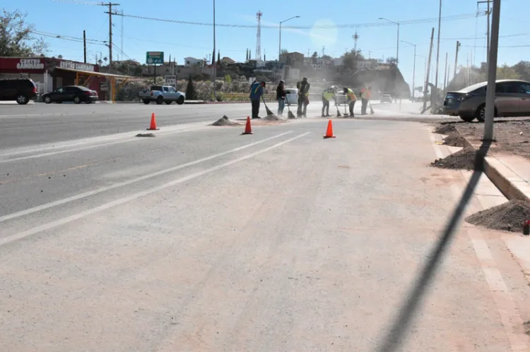 Retiran tierra acumulada en las principales calles de la ciudad