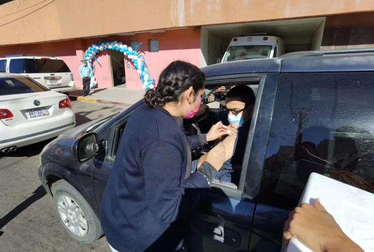 Vacuna IMSS contra la influenza por “drive thru”