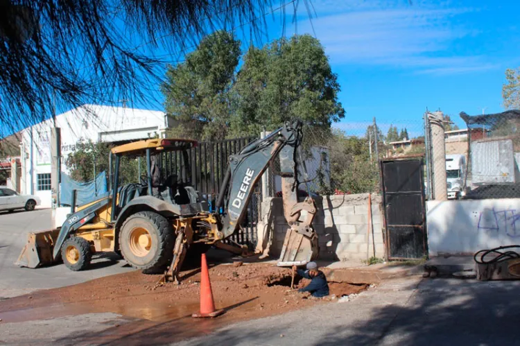 Repara brigadas de Oomapas fuga de agua en Las Praderas