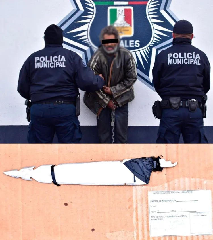 Intenta acuchillar a policías