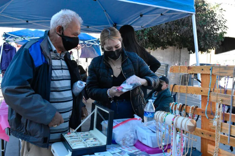 Exponen emprendedores sus artículos en el Bazar Ohana