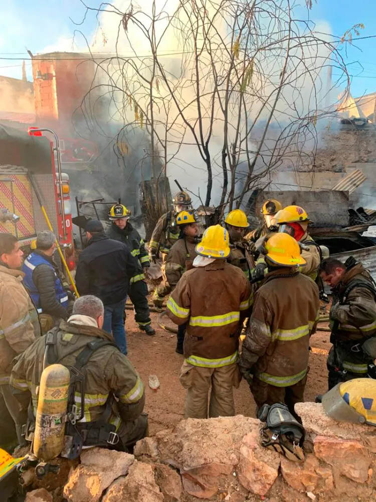 Apoyan con retiro de escombros a familias afectadas por incendio