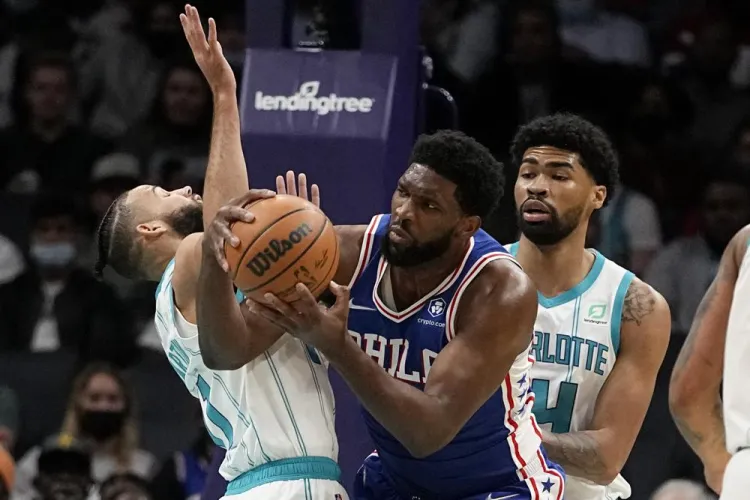 Embiid guía a Sixers