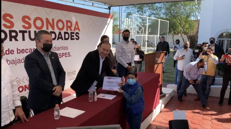 Entregan apoyos educativos a hijos de servidores públicos