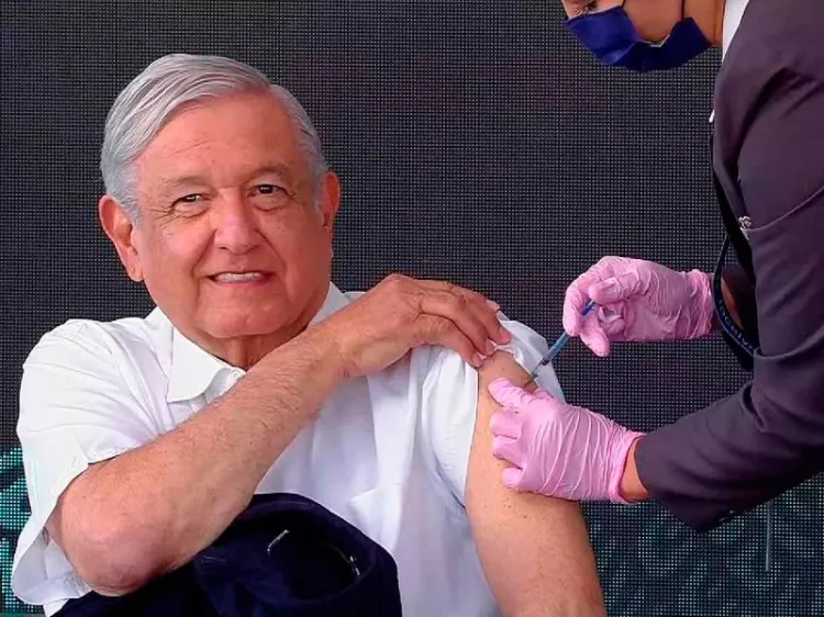 ‘No me dolió’: AMLO recibe vacuna de refuerzo contra covid-19