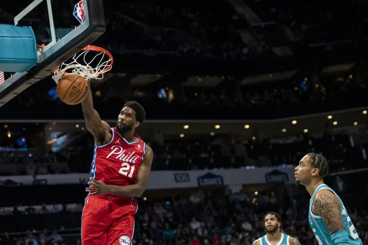 Embiid y Curry guían a Sixers