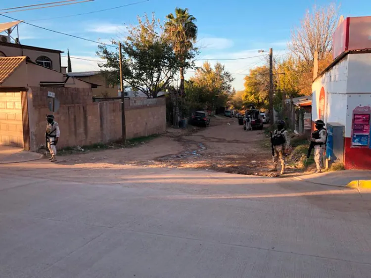 Decomisan militares cargadores