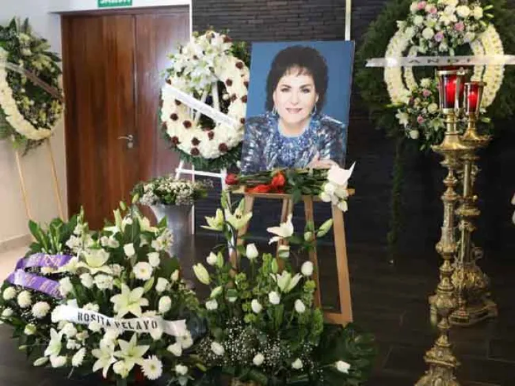 Entre lágrimas, familiares y amigos despiden a Carmen Salinas