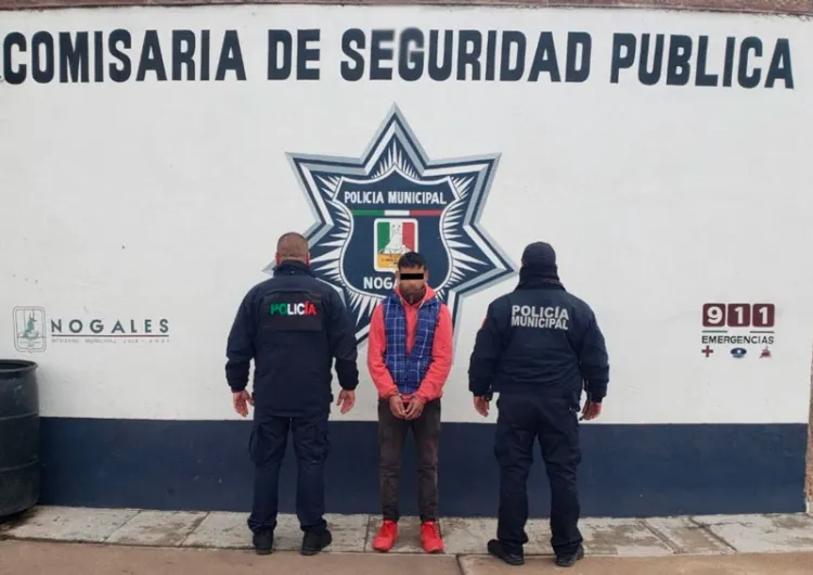 Capturan a sujeto fumando mariguana frente a un menor