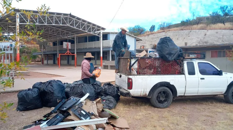 Inicia Comuna con programa de limpia en centros escolares