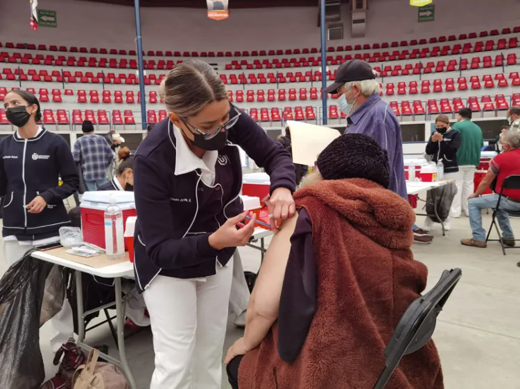 Arranca aplicación de refuerzos anticovid para adultos mayores