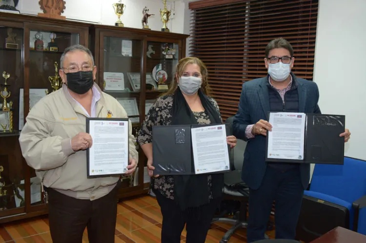 Firma Alcalde convenio con ITN y Colegio de Ingenieros